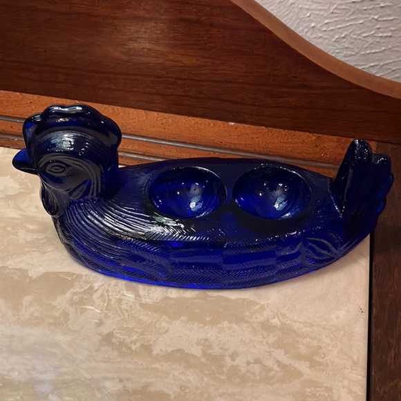 Very Beautiful Cobalt Blue nesting chicken holds 2 eggs. Unique item never seen - Picture 7 of 9